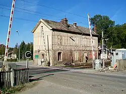 Le passage à niveau et l'ancienne gare.