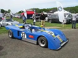 Un spider Chevron B19 de couleur bleue