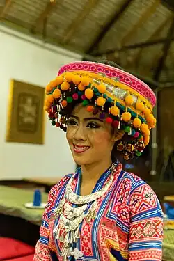 Danseuse au Benjarong kantoke