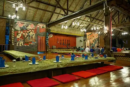 Tables et instruments de musique au Benjarong kantoke