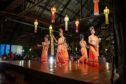 Danse au Benjarong kantoke