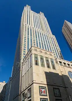 À l'angle de Delaware St. et N. Michigan Ave.