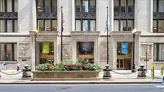 Les quatre sculptures hauts-reliefs du rez-de-chaussée du bâtiment.