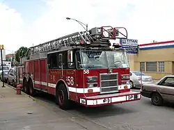 Grande échelle de la compagnie 58 ; on aperçoit le gyrophare vert à l'avant.