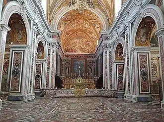 L'église, avec sa somptueuse décoration baroque en marqueterie de marbres polychromes.