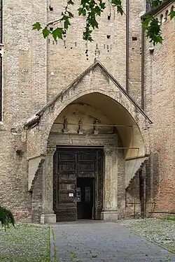 Portail latéral sur le flanc droit de 1422.