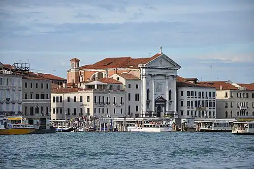 Vue de l'église depuis le bassin de Saint-Marc