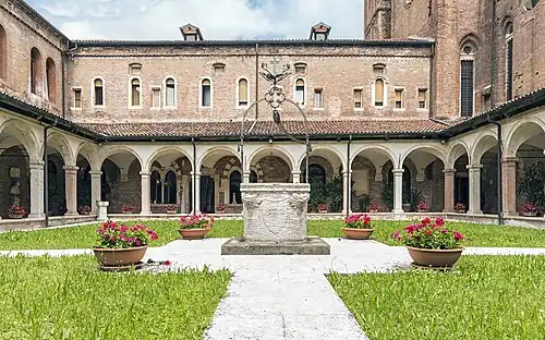 Le cloître et la salle capitulaire.