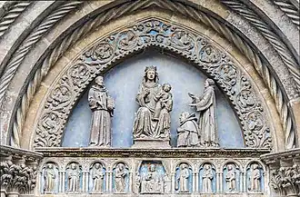 Le tympan du portail.