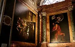 Vue en contre-plongée de deux tableaux décorant les murs d'une chapelle ornée de marbres.