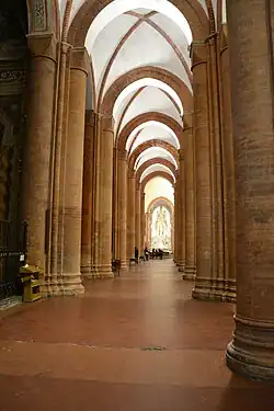 L’une des petites nefs latérales.