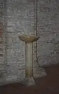 Bénitier avec colonne romane