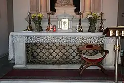 Maître-autel avec sépulcre en albâtre romain contenant les reliques de sainte Bibiane, Démétrie et leurs parents, église Sainte-Bibiane.