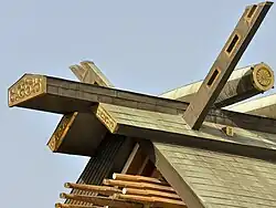 Photo couleur d'une partie du toit d'un sanctuaire.