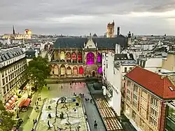 Avec la place Igor-Stravinsky, et derrière la tour Saint-Jacques et Notre-Dame.