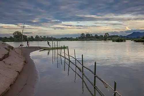 Enfants jouant le soir sur le bord du Mékong, à côté de l'ïle Don Loppadi.