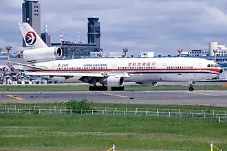 B-2171, le McDonnell Douglas MD-11 impliqué, ici à l'aéroport international de Narita en janvier 2004, onze ans après l'accident.