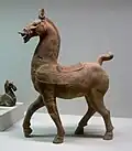 Cheval. Han orientaux. Statuette de grande dimension. Terre cuite à engobe rouge. Linden-Museum, Stuttgart.