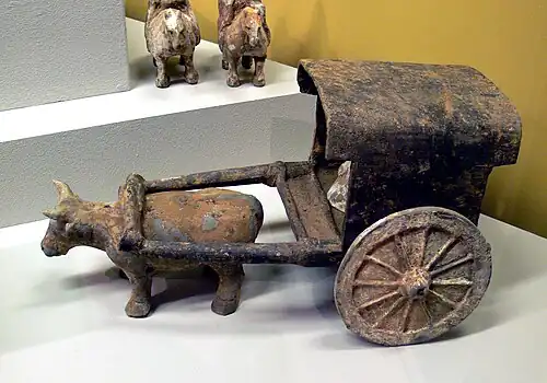 Chariot (funéraire ?) tiré par un bœuf.