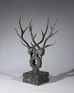 Photographie montrant une figurine ressemblant à une tête de cerf avec d'importants bois.