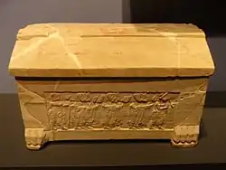 Urne cinéraire en pietra fetida de style architectonique.