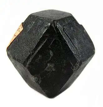 Pseudomorphose de grenat en chlorite.Taille : 3,5&nbsp;×&nbsp;3,1&nbsp;×&nbsp;2,7&nbsp;cm.Mine Michigamme, comté de Marquette, États-Unis.