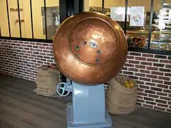 Chaudron en cuivre devant l'atelier de fabrication, il servait à l'enrobage des bonbons en chocolats