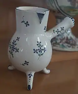 Chocolatière XIXe siècle, Musée de la céramique et de l'ivoire de Commercy.