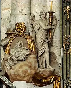 Ange porte-cierge à côté d'un médaillon de saint Jean l'Évangéliste, en dessous, à gauche, un aigle.