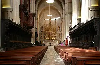 La nef vers le chœur.