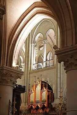 L'orgue de chœur, vu du déambulatoire.