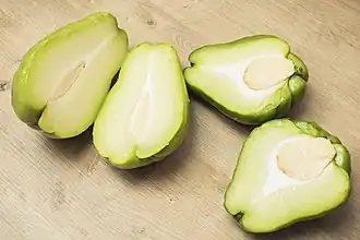 Chayotes coupées dans le sens de la longueur montrant la graine.