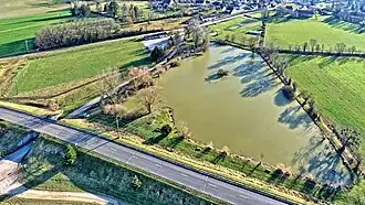 L'étang et les terrains de sport à Choye.
