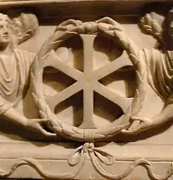 Chrisme iota-chi figurant sur un sarcophage de Constantinople, IIIe ou IVe&nbsp;siècle.