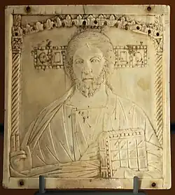 Christ pantocrator. Atelier byzantin, fin Xe - début XIe&nbsp;siècle. Ivoire, H. 13&nbsp;cm