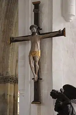 Statue du Christ Saint-Sauveur sur sa croix présent sur le mur du chœur de l'édifice