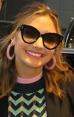 Christine Evangelista interprète Sherry.