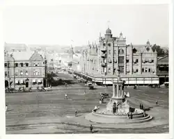 Le bâtiment (avec sa tour d'angle et sa coupole en bronze) nouvellement achevé en 1905
