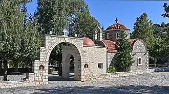 Église St Constantin et St Hélène au bord de la route A90.