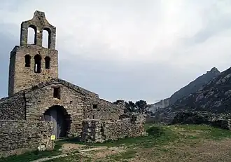 L'église et le monastère San Pere de Rodas en arrière-plan.