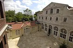 L'entrée avec la façade.