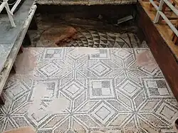 Deux couches de mosaïques très anciennes (époques paléochrétienne et byzantine primitive) dégagées dans le sol