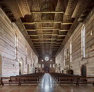 Vue de la nef vers la contre-façade