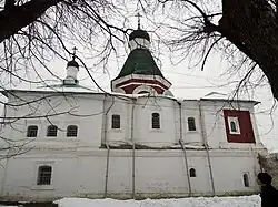 Une des façades de l'église de l'Intercession à Alexandrov avec son podklet/ par  Shakko (hiver 2014)