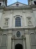 Détail de la façade avec les statues de l'archange Raphaël et de saint Joseph de Calasanz.
