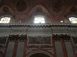 Pilastres et fresques relatant la vie de sainte Thérèse d'Avila.