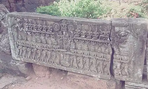 Barattage de la mer de lait. Bas-relief en grès