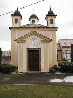 Chapelle à Chvalín : la façade.