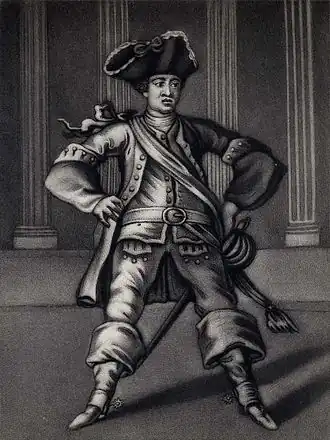 Acteur vu de face, jambes écartées, en tenue militaire, noir et blanc.