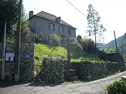 Monument avec une croix en bois à l'entrée de la partie haute du village